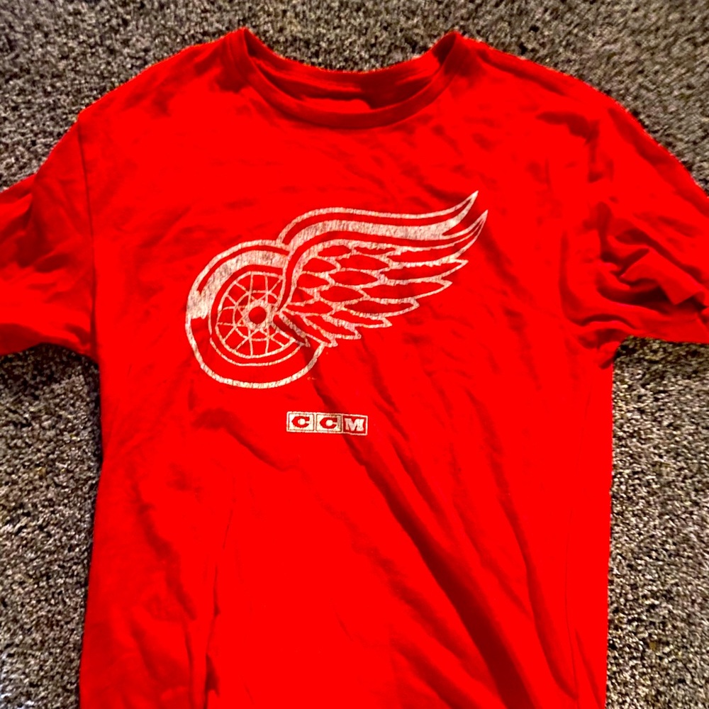 Red wings Larkin t shirt